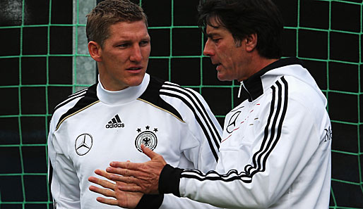 Bei Bundestrainer Joachim Löw (r.) genießt Bastian Schweinsteiger (l.) uneingeschränktes Vertrauen