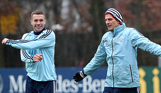 Lukas Podolski (l.) hat im Training gute Laune - Gomez verletzt sich und fällt für das Spiel aus