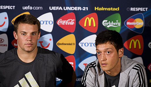 Manuel Neuer (l.) und Mesut Özil (r.) spielen schon seit vielen Jahren gemeinsam für Deutschland