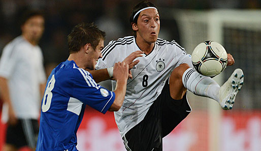 Akrobat: In Hinspiel siegte die DFB-Elf mit Mesut Özil locker und verdient mit 3:0