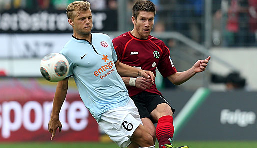 Im Spiel gegen Hannover 96 verletzte sich der 20-jährige Mainzer Johannes Geis (l.)