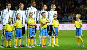 Die deutschen Nationalspieler mit den schwedischen Einlaufkindern