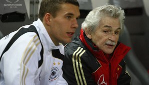 Adolf Katzenmeier war lange Zeit Lukas Podolskis Sitznachbar im Mannschaftsbus des DFB-Teams
