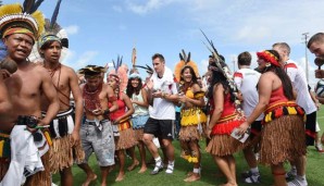 Geburtstagskind Miroslav Klose am Montag mit den Pataxo-Indianern