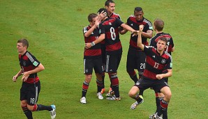 Thomas Müller (r.) ragt laut Dopheide aus dem DFB-Team heraus