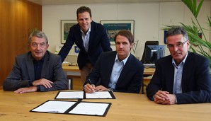 Thomas Schneider unterzeichnet seinen Vertag im Beisein der DFB-Verantwortlichen