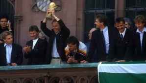 Franz Beckenbauer präsentiert den WM-Pokal auf dem Frankfürter Römer, Bodo Illgner schaut zu