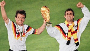 Pierre Littbarski jubelt mit Kapitän Lothar Matthäus über WM-Triumph 1990