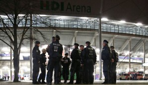 Etwa anderthalb Stunden vor dem geplanten Anstoß wurde die HDI-Arena am Dienstag evakuiert