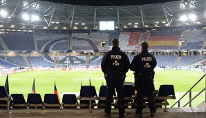 15 Minuten nach Öffnung räumte die Polizei das Stadion