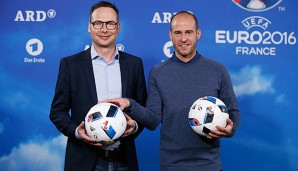 Mehmet Schol analysiert zusammen mit Matthias Opdenhövel die EM-Spiele in der ARD