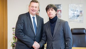 Joachim Löw und DFB-Präsident Reinhard Grindel bei der Vertragsunterschrift