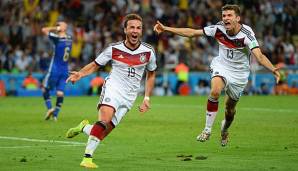 Mario Götze und Thomas Müller freuen sich über das entscheidende Tor zum WM-Titel 2014.