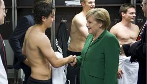 2010: Angela Merkel beglückwünscht Mesut Özil zum Quali-Sieg gegen die Türkei.