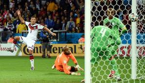 2014 schlug schließlich die große Stunde für Özil und das DFB-Team: Im Achtelfinale gegen Algerien beendete Özil mit seinem Treffer zum 2:0 das Zitterspiel in der Verlängerung.