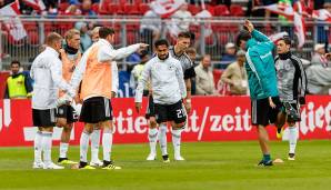 2. Juni: Beim Länderspiel in Klagenfurt gegen Österreich (1:2), wo Özil für die Führung sorgt, werden beide Spieler ausgepfiffen. Thomas Müller verteidigt das Duo, beide seien "wichtiger Teil unseres Teams. Für uns ist das Thema abgehakt."