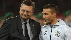 Lukas Podolski (r.) zusammen mit DFB-Präsident Reinhard Grindel.