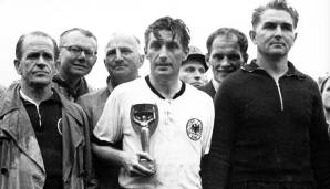 Fritz Walter: Der erste Ehrenspielführer des DFB und Kapitän der Weltmeister-Mannschaft von 1954. Machte 61 Spiele für die Nationalmannschaft (33 Tore) und hielt auf Vereinsebene Kaiserslautern über 30 Jahre lang die Treue. Verstarb im Juni 2002.