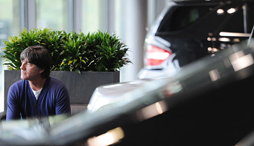 Joachim Löw und Mario Gomez zu Besuch im Mercedes-Benz-Werk in Düsseldorf