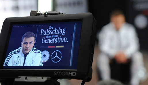 Zum Auftakt des EM-Jahres setzte Mercedes-Benz das DFB-Team spektakulär in Szene. Die Nationalspieler übernahmen die Hauptrollen im neuen Spot des automobilen Premiumherstellers. Mit dabei natürlich auch: Mario Götze