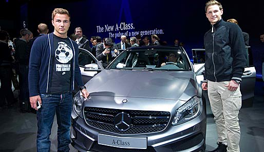 Markenbotschafter von Mercedes-Benz: Mario Götze und Benedikt Höwedes mit der neuen A-Klasse