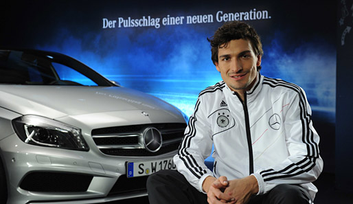Nationalspieler Mats Hummels posiert vor der neune A-Klasse von Mercedes-Benz