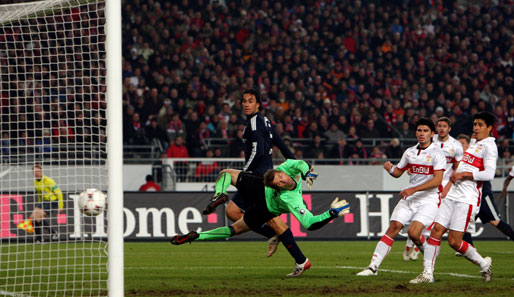 Bastian Schweinsteiger erzielte das 1:0. Jens Lehmann konnte nur fliegen