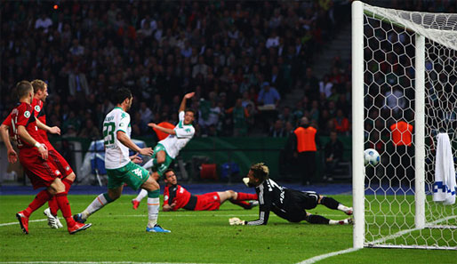 Die Entscheidung: Özil (M., im Fallen) trifft zum 1:0 für Bremen