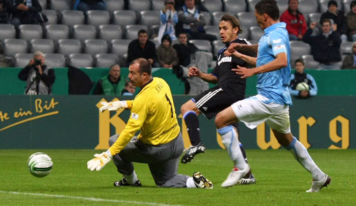 Rafinha (M.) erzielte gegen 1860 München den Führungstreffer für Schalke