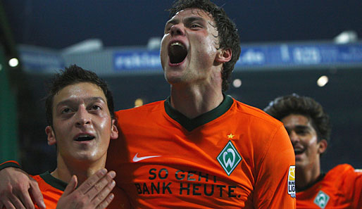 Bei Werder Bremen läuft's derzeit rund. In Bochum jubelten Mesut Özil (l.) und Sebastian Boenisch