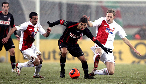 In einer kampfbetonten Partie mit drei Roten Karten siegte Augsburg mit 2:0 gegen Köln