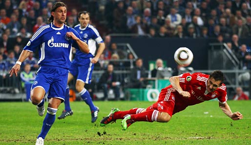 Miroslav Klose vergab für die Bayern eine gute Chance in Hälfte eins. Schalkes Bordon schaut zu