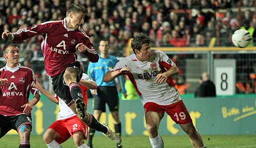 Jens Hegeler (l.) bereitete per Kopf das 2:0 durch Timmy Simon gegen die Kickers Offenbach vor