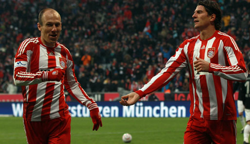 Der FC Bayern rund um Arjen Robben (l.) und Mario Gomez tritt im Viertelfinale in Aachen an