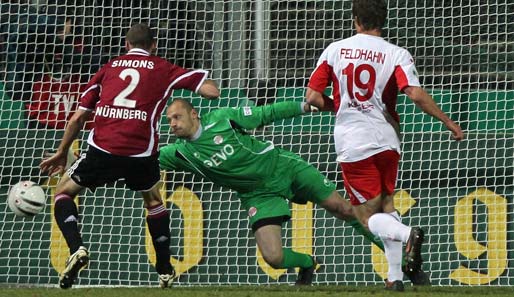 Timmy Simons (l.) traf für den 1. FC Nürnberg bei den Kickers Offenbach gleich zweifach