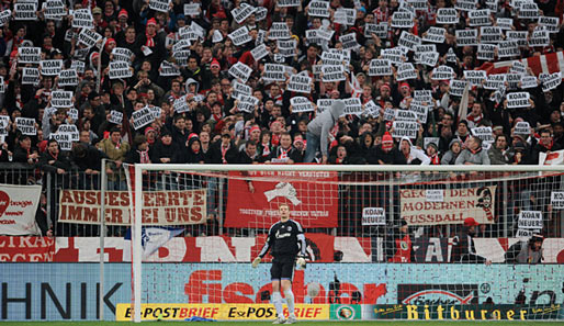 Schalke-Keeper Manuel Neuer vor einer Wand der Ablehnung