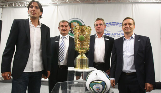 Präsentierten den DFB-Pokal: Duisburgs Grlic und Sasic sowie Schalkes Rangnick und Heldt (v.l.n.r.)