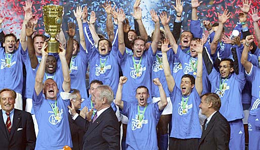 Fast zehn Jahre her: Der FC Schalke 04 holte letztmals im Jahr 2002 den DFB-Pokal