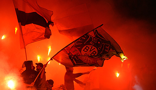 Im Olympiastadion wurden von den Dortmund-Fans mehrere Bengalos angezündet