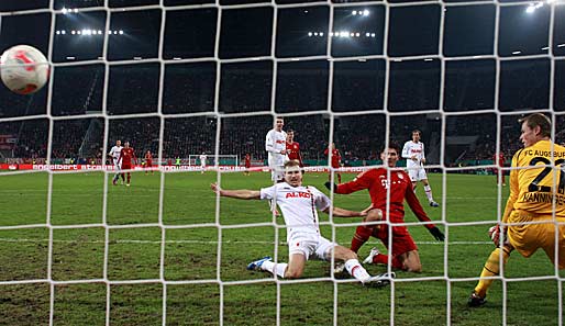 Mario Gomez (M.) erzielt hier das 0:1 der Bayern beim FC Augsburg