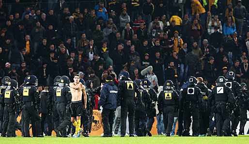 Im Pokalspiel gegen Hannover 96 (3:4 i.E.) stürmten Anhänger von Dynamo Dresden auf den Platz