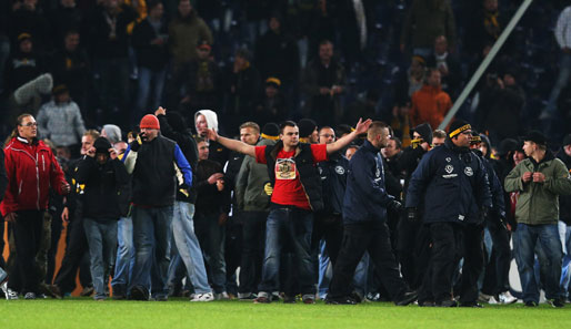 Während des Pokalspiels zwischen Hannover und Dresden stürmten Fans den Rasen
