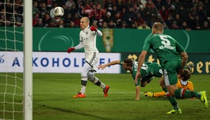 Arjen Robben (l.) brachte die Bayern früh in Führung, musste dann aber verletzt runter
