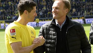 Hans-Joachim Watzke (r.) verabschiedete am letzten Spieltag Robert Lewandowski