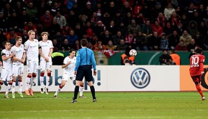 Hakan Calhanoglu brachte Bayer Leverkusen mit seinem direkten Freistoßtreffer auf Siegkurs