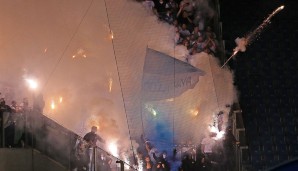 Als Reaktion auf ein geklautes Hertha-Banner der Rostocker wurden ausgehend aus dem Herthablock Rauchbomben und Pyrotechniken gezündet und Leuchtraketen aufs Feld geschossen. Der Schiedsrichter bat die Teams in die Katakomben