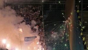 Währenddessen zelebrieren sogenannte Hertha-Fans ihr eigenes Feuerwerk