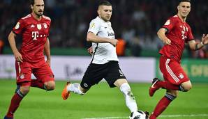 Ante Rebic (mi.) führte Eintracht Frankfurt durch zwei Final-Tore zum fünften DFB-Pokal-Sieg der Vereinsgeschichte.