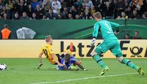 Klare Sache: Schalkes Felipe Santana senst Dynamos Justin Eilers um - Elfmeter für die SGD