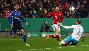 FC BAYERN MÜNCHEN - FC SCHALKE (3:0): Kennen wir irgendwo her, oder? Robert Lewandowski trifft gegen Schalke, wie Robert Lewandowski neulich gegen Schalke getroffen hat